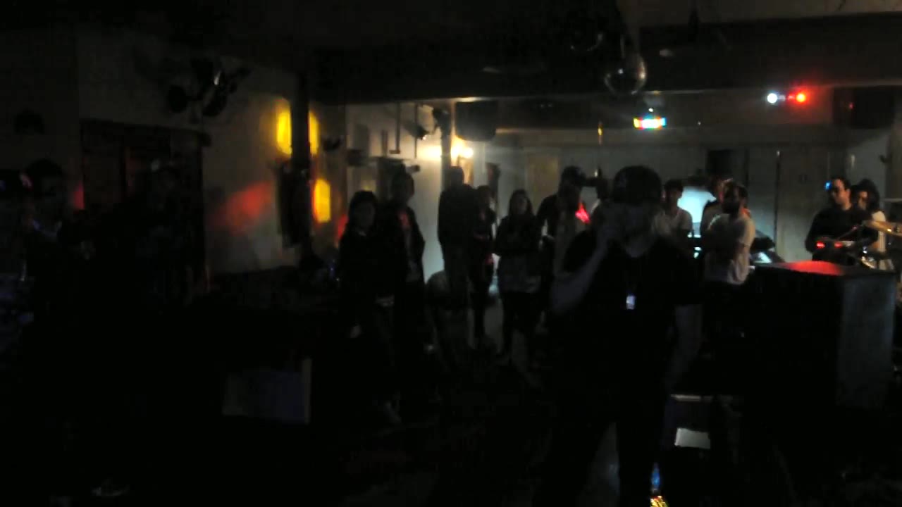 El público y las luces del bar durante el show