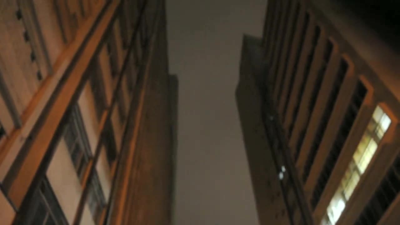 Edificios del centro de São Paulo de noche, vistos desde abajo